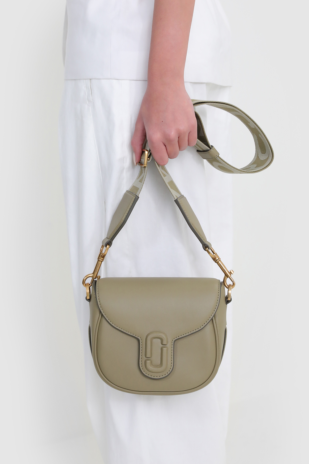תמונת כל הלוק של תיק סאדל סמול MARC JACOBS